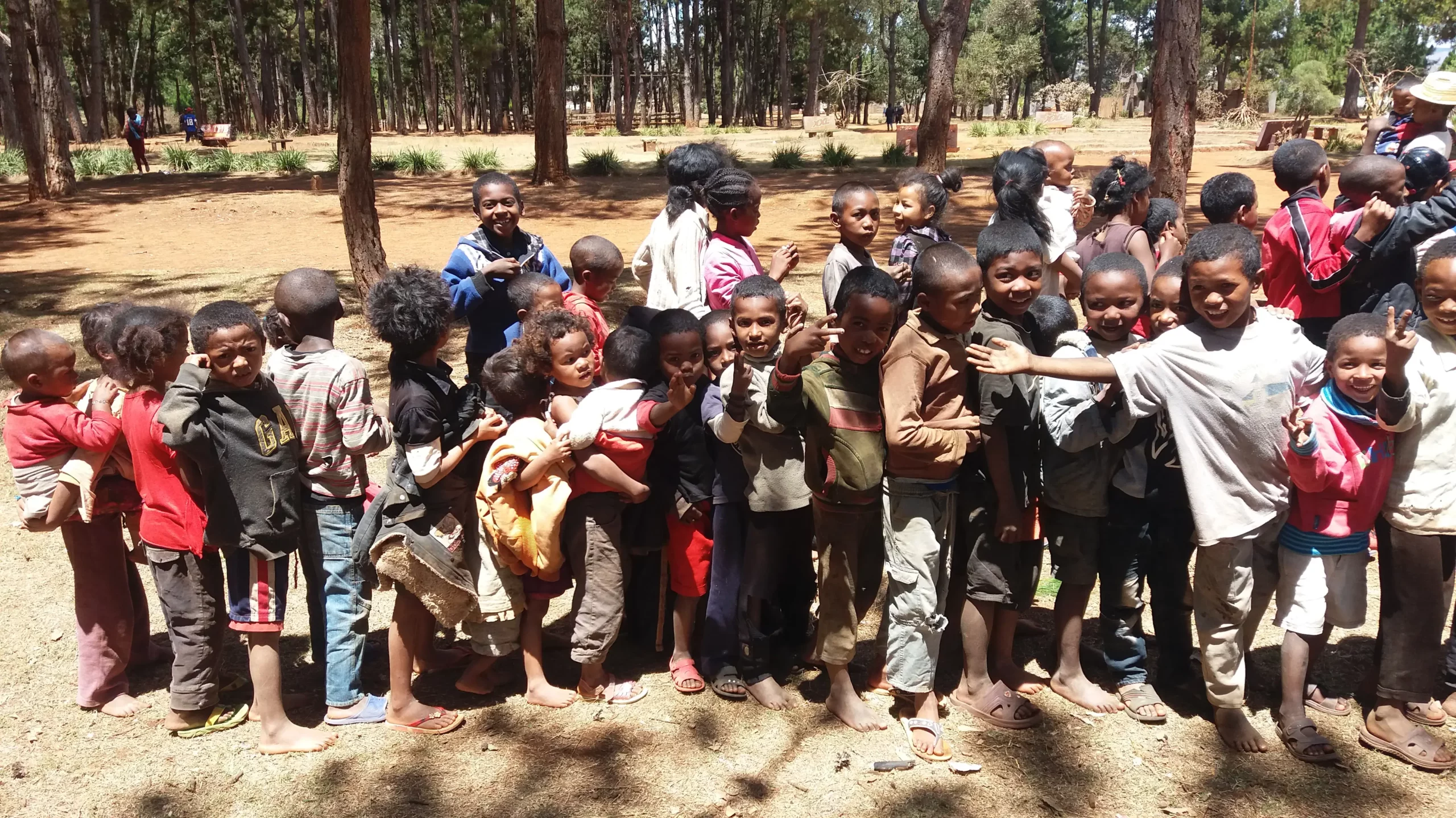 Scène de distribution de repas dans un quartier défavorisé d'Antsirabe