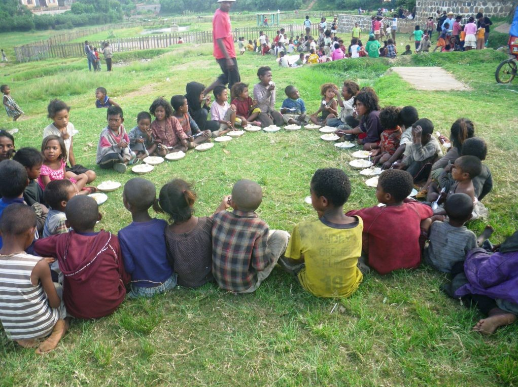 Distribution de repas auprès des enfants des rues à Antsirabe