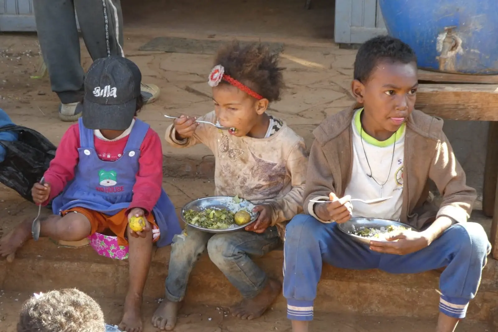 Distribution de repas à des enfants des rues à Antsirabe